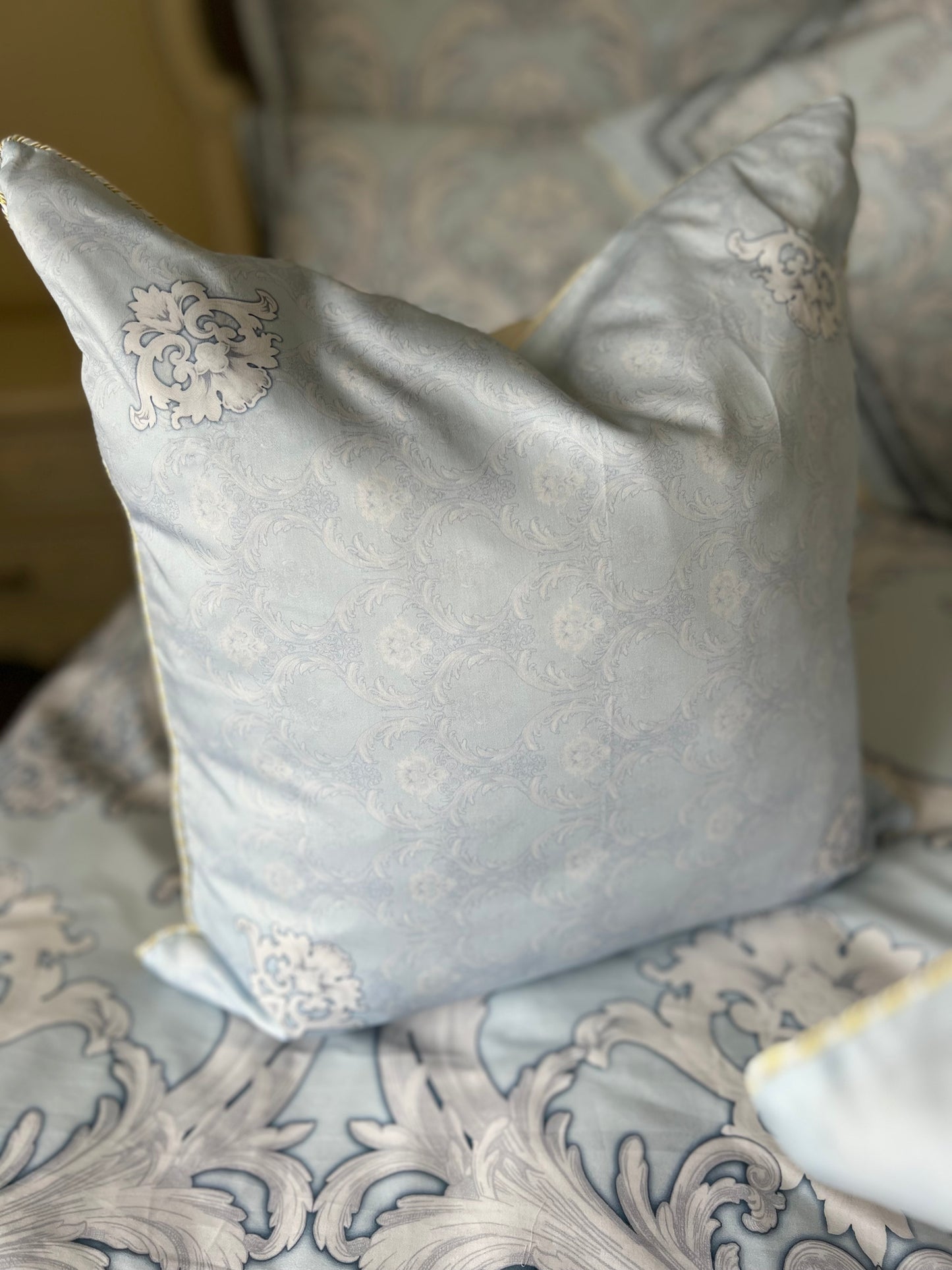 Elagance baby blue & white bedding set from