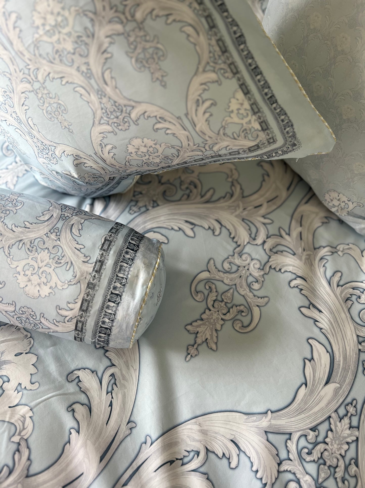 Elagance baby blue & white bedding set from