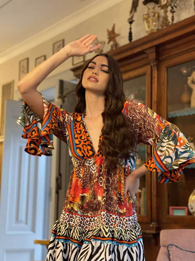 Robe courte à décolleté plongeant